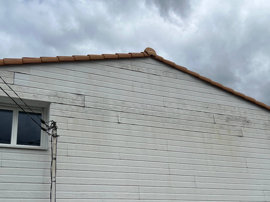 ISOL' Façade 44 - Bardage qui s'écaille sur le pignon de maison